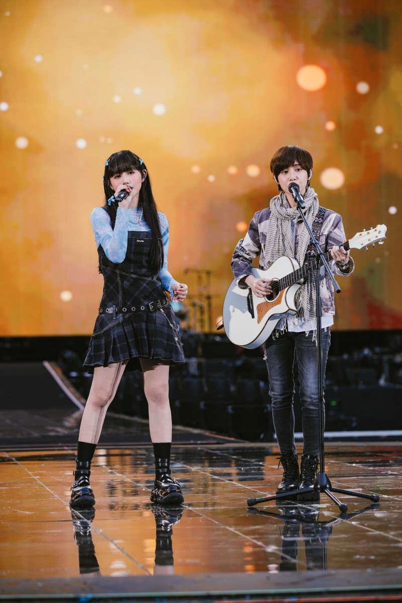 琳誼邀請魏嘉瑩合唱。（相信音樂提供）