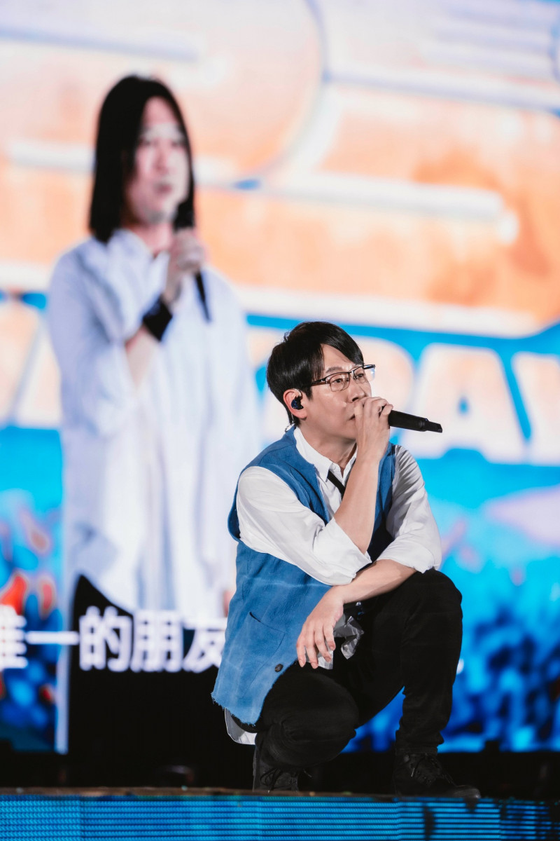 北京是冠佑求婚成功地。（相信音樂提供）