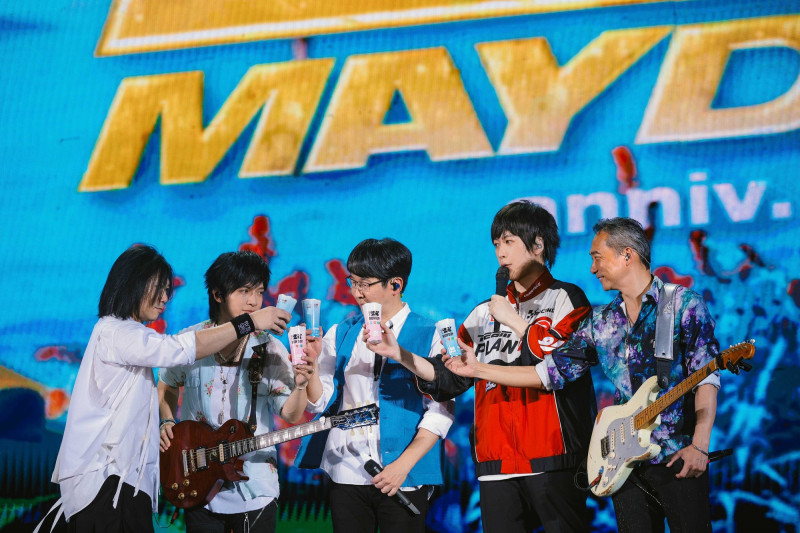 五月天舉起鳥巢限定杯與全場歌迷乾杯。（相信音樂提供）