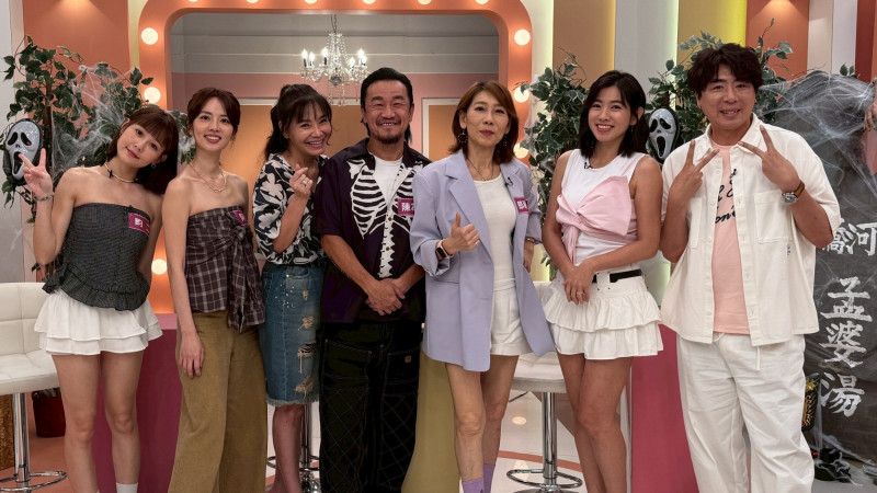 左起為畇二、阿諾、甄莉、陳為民、郎祖筠、米可白、梁赫群，一同錄製《姊妹亮起來》靈異主題特輯，眾人笑中帶驚。（民視提供）