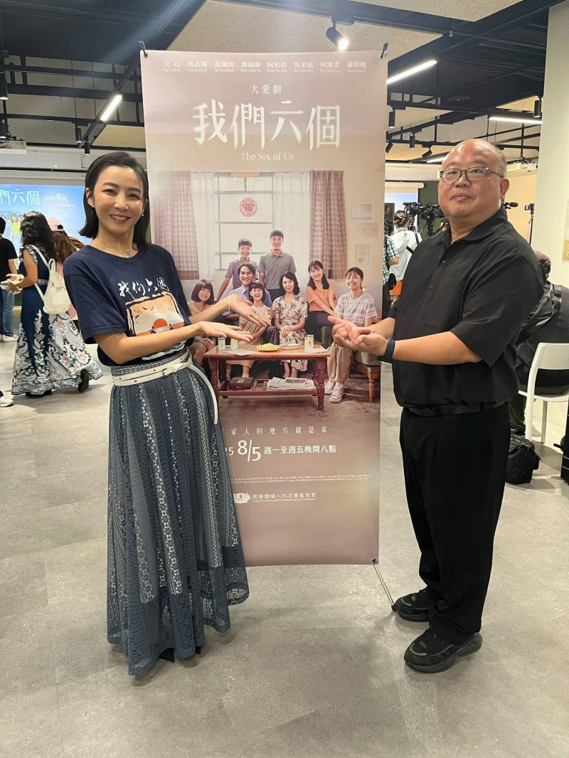 林作賢（右）是《我們六個》原型人物，與劇中飾演小三的林雨葶合影。（翻攝自臉書）