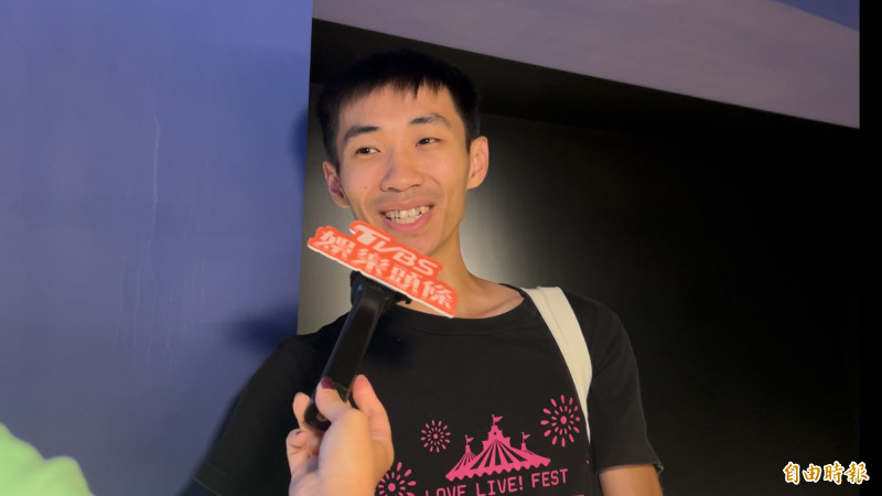 阿城搶看《鬼滅之刃》，還沒看就打算要6刷。（記者廖俐惠攝）