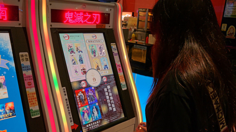 《鬼滅之刃》的小卡、相片機台在今天午夜甚至出現排隊的狀況。（威秀提供）