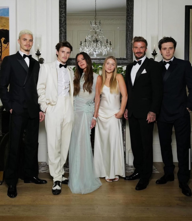 羅密歐（左）是貝克漢（右二）家中的次子。（翻攝自IG）