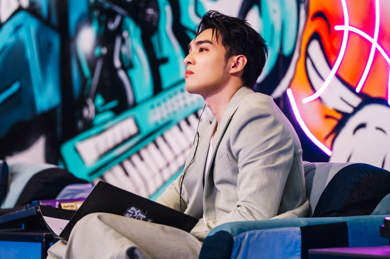 黃偉晉在《大學聲》擔任評審。（踢帕娛樂提供）