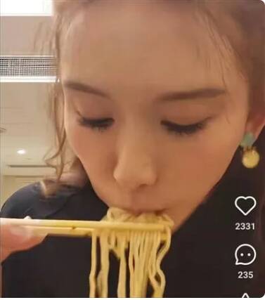 林志玲暴風式吸入泡麵畫面曝光。（翻攝自小紅書）
