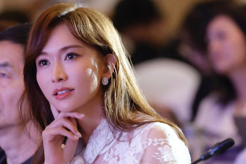 「台灣第一名模」林志玲近日一段吃泡麵的影片在網路瘋傳。（翻攝自臉書）