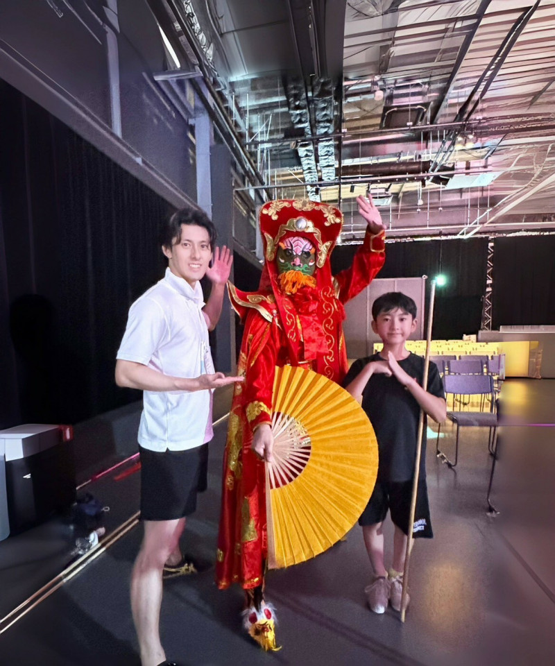 市來崎大祐（左）與京劇變臉藝術家吳凱評（中）於大阪世博台日演出合作。（潘政親提供）