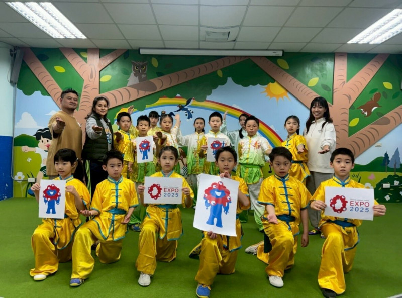 彭偉群（後排左起）、劉羽倩帶領辛亥國小學生參加大阪世博台日交流演出。後排右為日本中華文化教師潘政親。（潘政親提供）