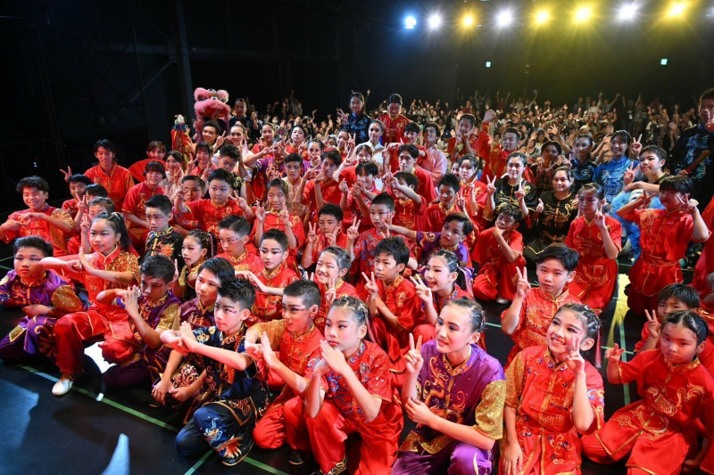 台北辛亥國小、桃園市北勢國小及台日師生開心與台下觀眾合影。（潘政親提供）