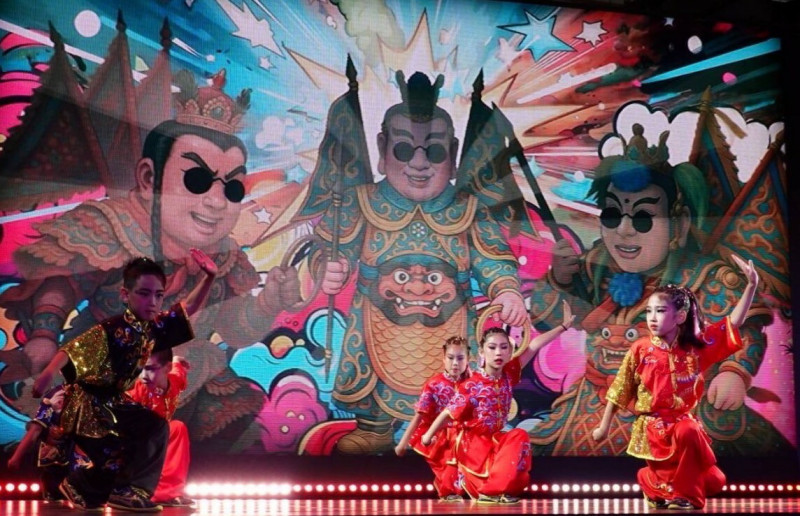 辛亥國小武術隊學生前進大阪世博舞台演出。（潘政親提供）