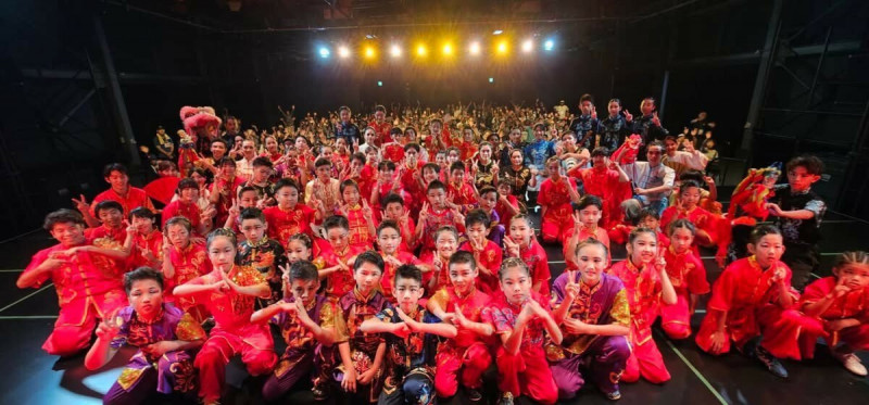 台北辛亥國小、桃園市北勢國小及台日師生開心與台下觀眾合影。（潘政親提供）