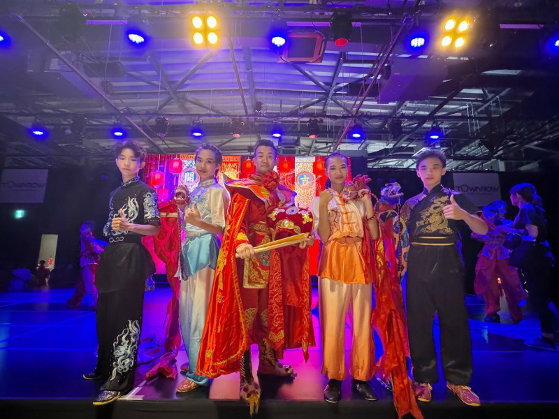 京劇變臉藝術家吳凱評（中）與正武武學教練在大阪世博台日交流演出，結合變臉與武術，展現台灣文化驚艷四座。（潘政親提供）