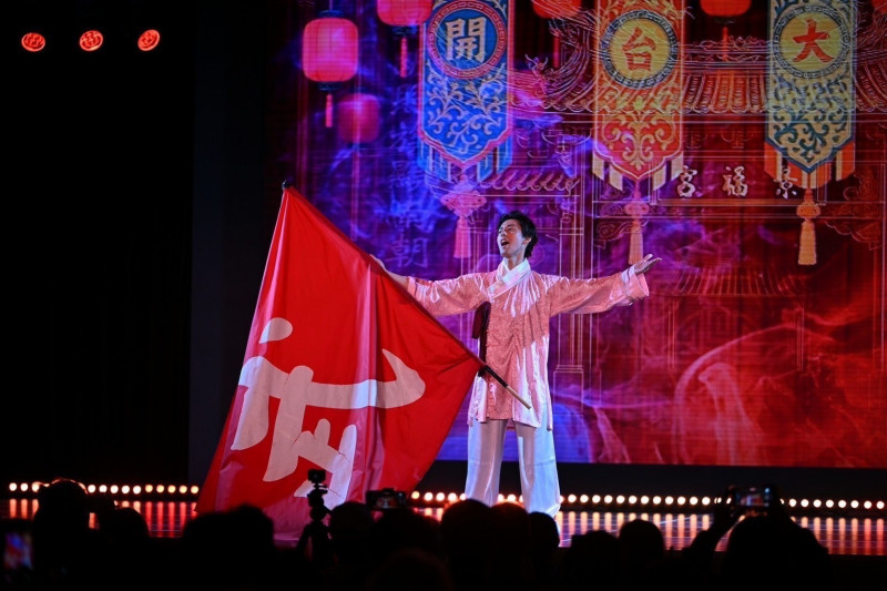 市來崎大祐在大阪世博台日交流與德島武術隊共同參與演出，打造跨國合作的精彩舞台。（潘政親提供）