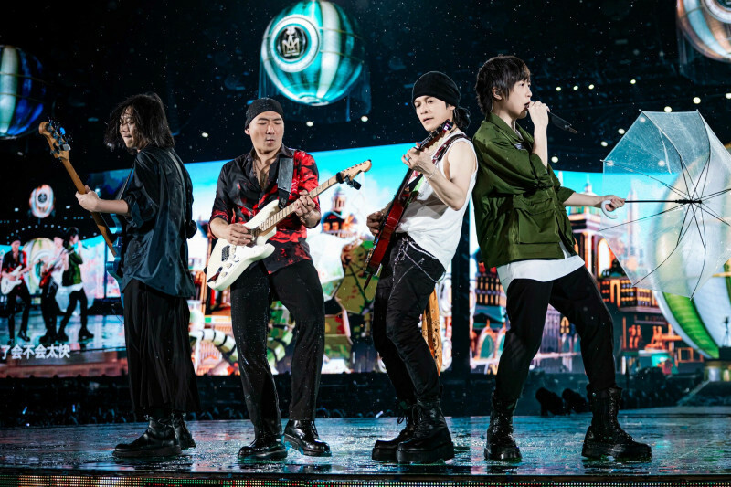 五月天25週年巡演唱到100場！石頭哽咽自爆「缺席」：希望大家原諒我