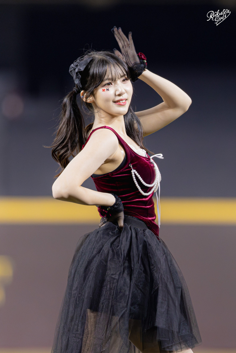 廉世彬穿上表演服。（樂天桃猿提供）