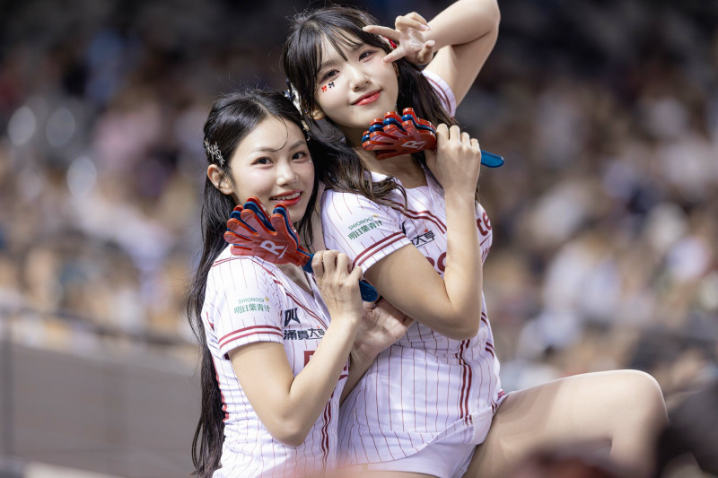 Nikki（左）和廉世彬。（樂天桃猿提供）