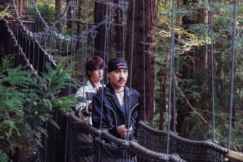 陳柏霖與黃宣獨自前往紅木樹頂步道尋寶。（出去一下提供）