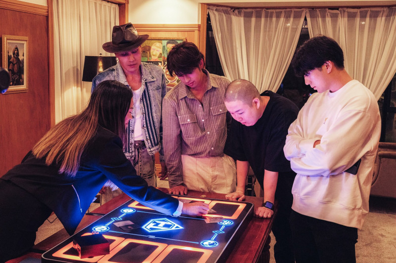 陳柏霖與黃宣接受尋寶公會的連環賭局挑戰「人財兩失」。（出去一下提供）