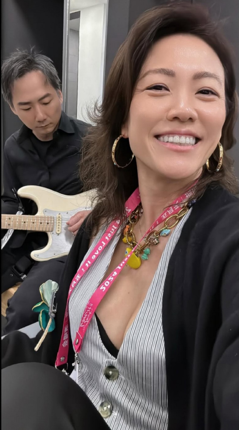 五月天石頭預告「缺席」求原諒 熱愛肚皮舞的美女老婆發聲了
