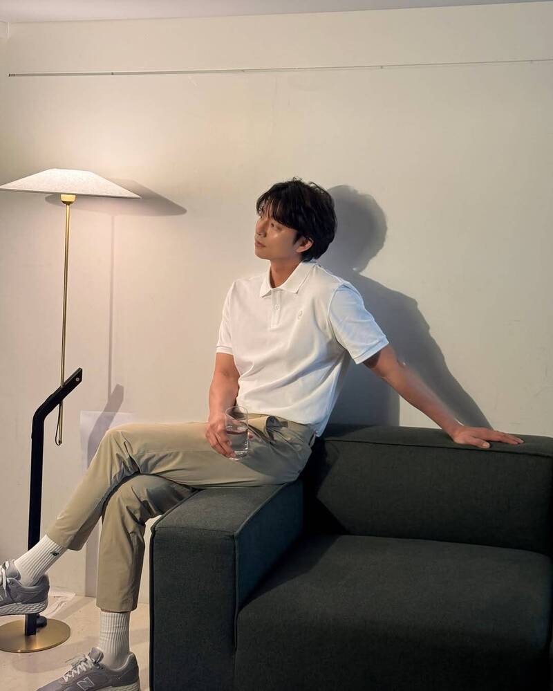 孔劉穿著白色休閒上衣搭配卡其色長褲，打扮休閒又俐落。（翻攝自IG）