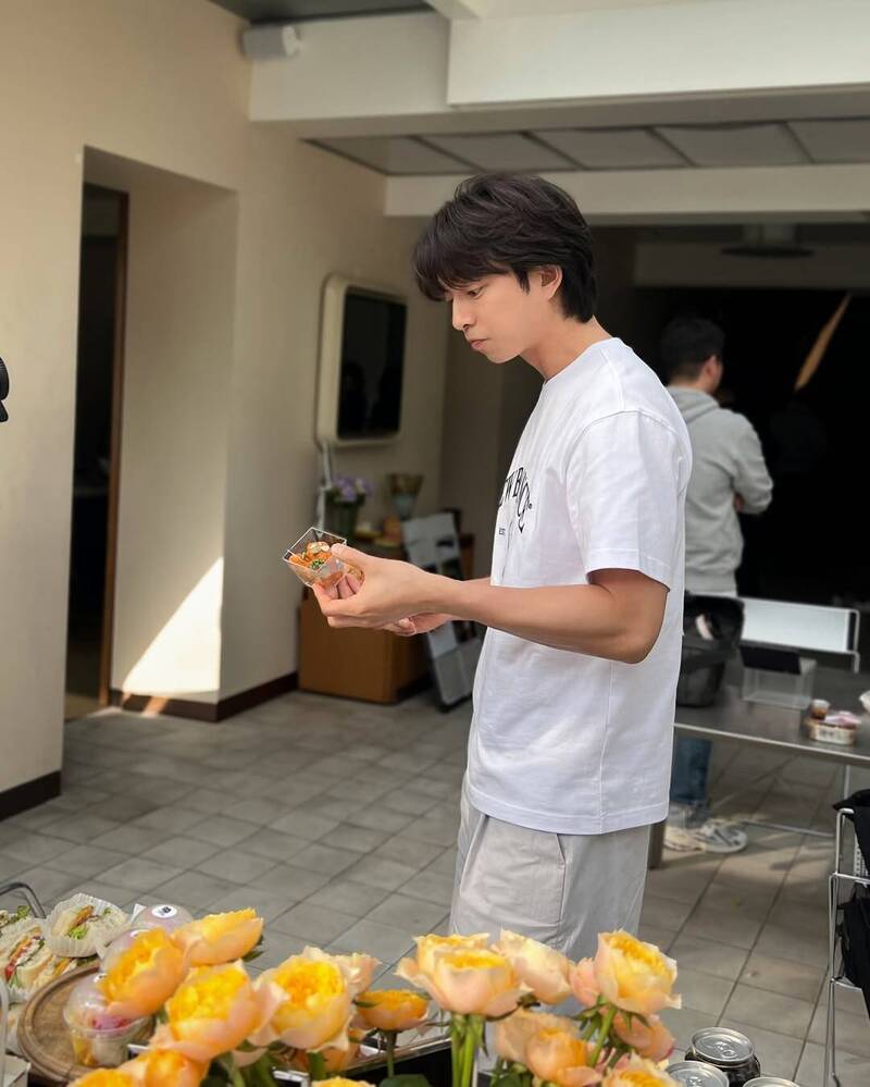 孔劉在鏡頭前非常自然，感覺就像鄰家哥哥。（翻攝自IG）