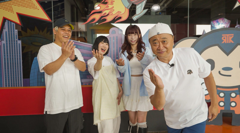 《木曜4超玩》主持人邰智源（右一）力挺製作人阿良（左一）開新節目，邀請阿良與《走唱計劃白皮書：夢想起飛》主角YABE（右二）與碧海AOI（左二）上《蛙丸ノ金目鯛》節目。（麥卡貝網路電視提供）