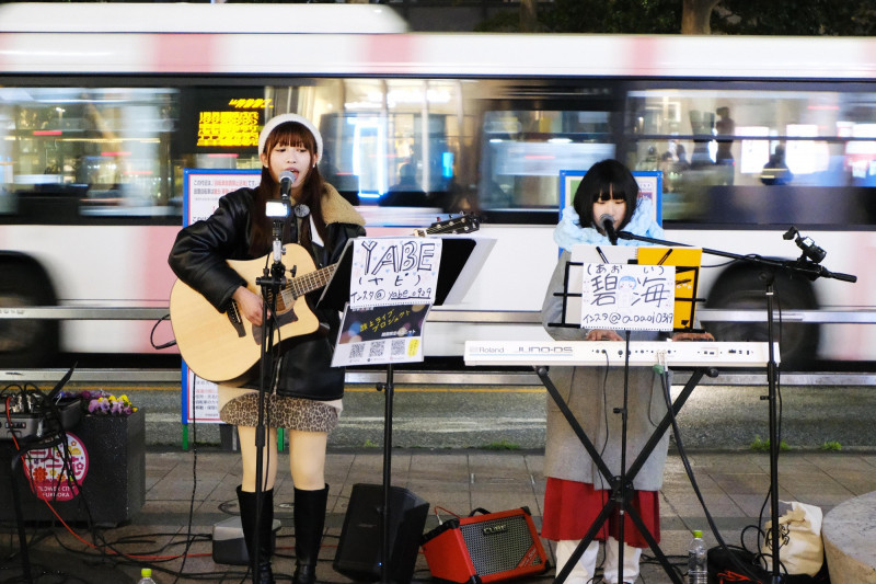 在福岡首次街頭演出結束時，YABE與碧海AOI誠摯地互相鼓勵，一掃情緒低潮。（公視+、麥卡貝網路電視提供）