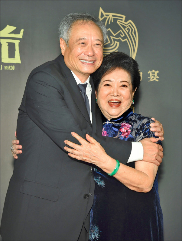 影后陳淑芳(右)曾與導演李安一同擔任金馬58頒獎嘉賓。(本報資料照)