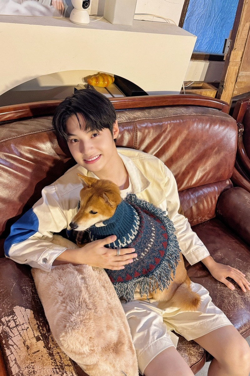 王君豪向大家介紹Jessi的中文名為「王麗雅」。（《秘密關係Secret Lover》製作單位提供）