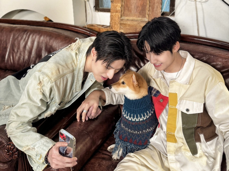 成晞（左）看到王君豪的女兒Jessi Wang上前索吻玩自拍。（《秘密關係Secret Lover》製作單位提供）