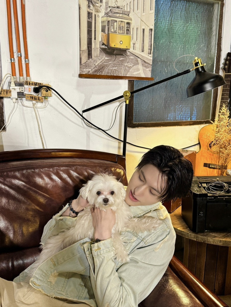 成晞帶著豆皮上通告，毛孩的超高配合度讓他超自豪。（《秘密關係Secret Lover》製作單位提供）