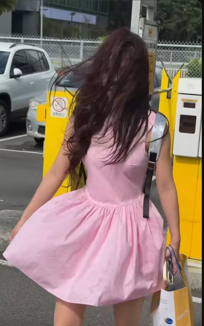 李多慧遇強風頭髮四散。（翻攝自Threads）