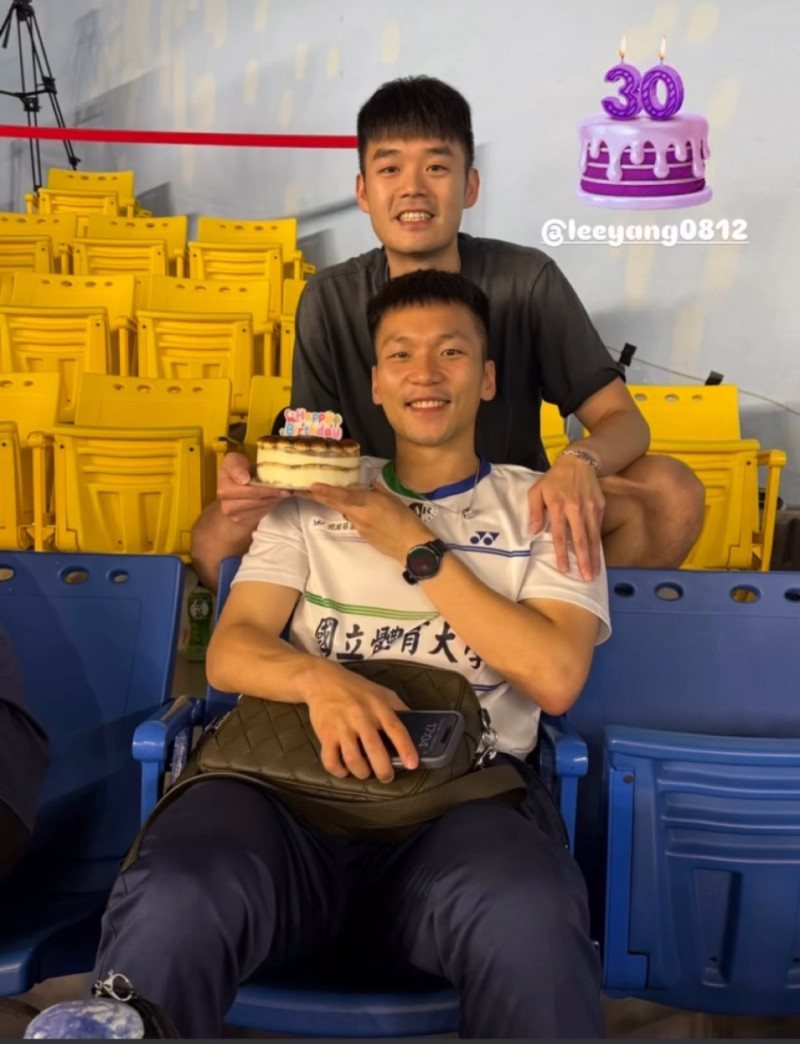 李洋（前）慶祝30歲生日，收到王齊麟祝福。（翻攝自IG）