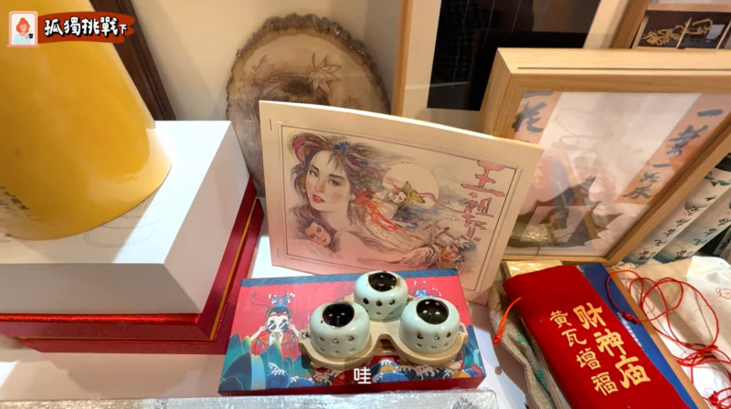 王祖賢位於加拿大的針灸館放滿女神的收藏。（翻攝自YouTube）