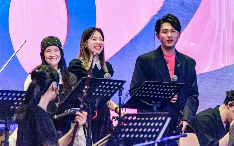 李子森（左三）偷偷現身擔任合音天使。（中視提供）