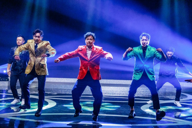 吳俊宏（左起）、陳隨意、沈建豪挑選草蜢舞曲。（中視提供）