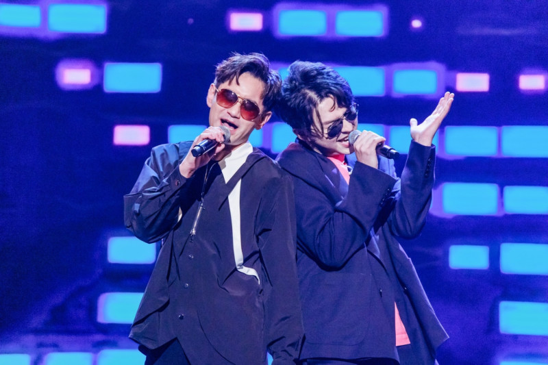 吳俊宏（左）與李子森演唱〈樹枝孤鳥〉。（中視提供）