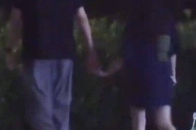 胡一天與長髮正妹手牽緊緊，舉止親暱。（翻攝自微博）