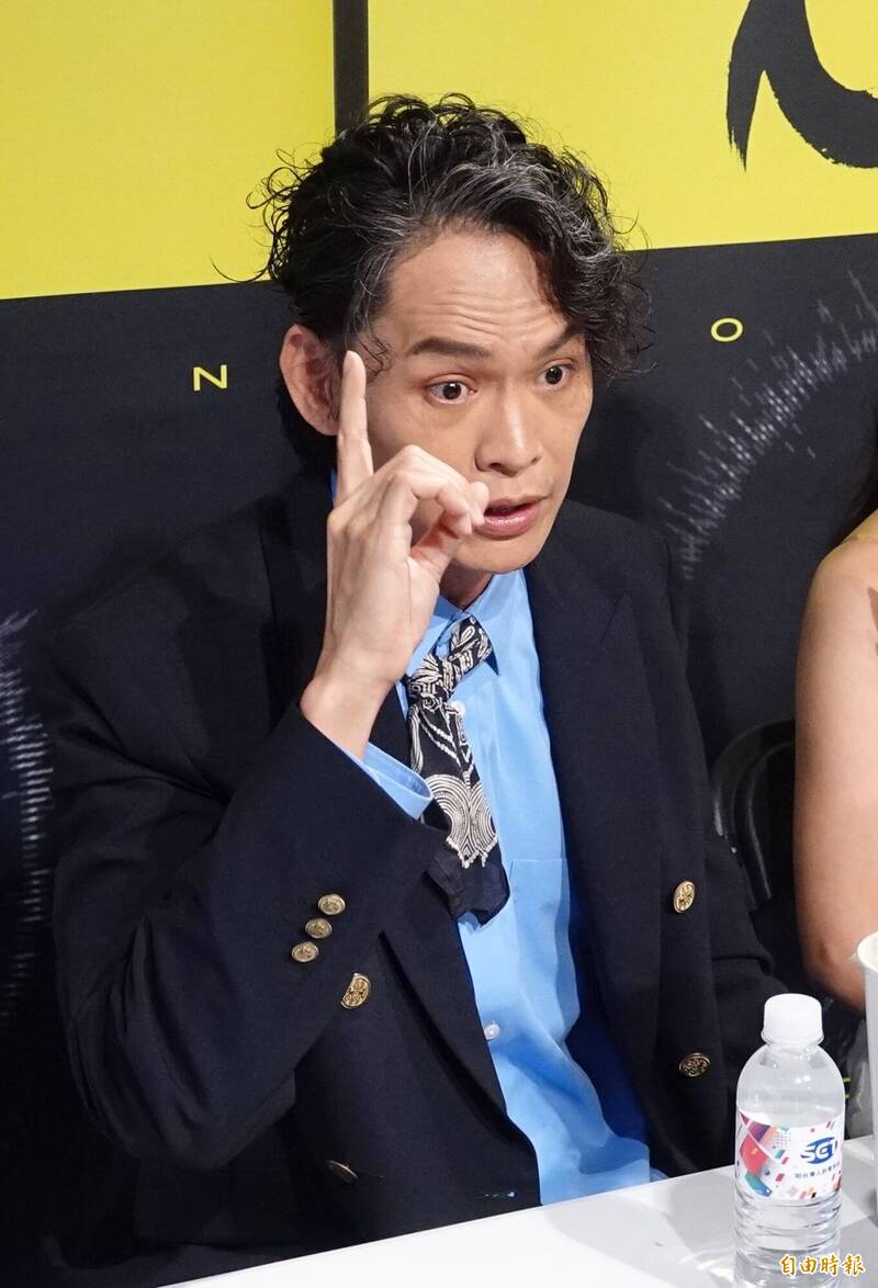 黃鐙輝笑說婚姻確實是家家有本難念的經。（記者潘少棠攝）