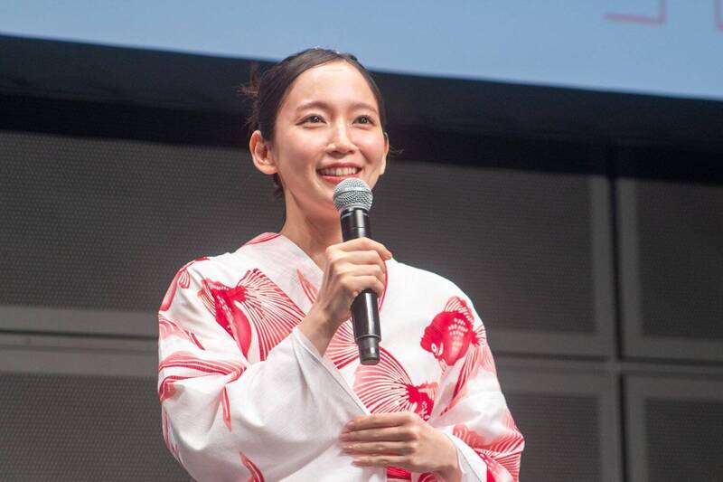 吉岡里帆今天穿著白底印有金魚圖案的浴衣，看起來非常可愛。（翻攝自X）