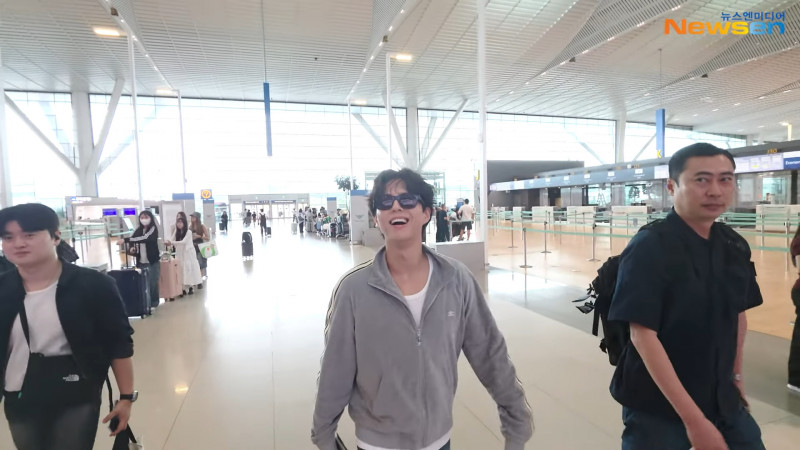 朴寶劍開心揮動雙手，看起來心情很不錯。（翻攝自YouTube）