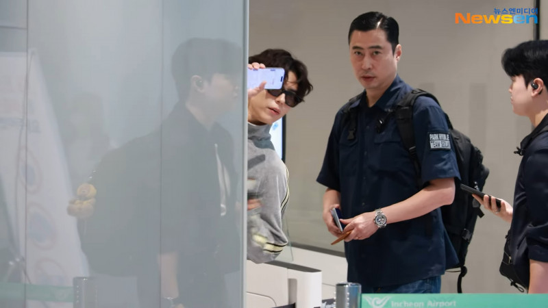 朴寶劍出境前還轉頭跟媒體說掰掰，實在太可愛。（翻攝自YouTube）