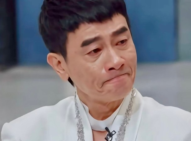 陳小春忍不住落淚。（翻攝微博）