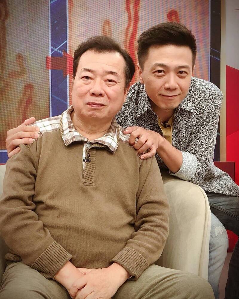 廖峻今年4月三度中風，現由兒子廖錦德照顧。（翻攝自臉書）