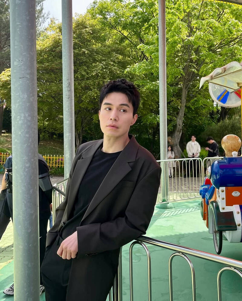 李棟旭享受一人世界，節目宣傳期間還公開徵友。（翻攝自IG）