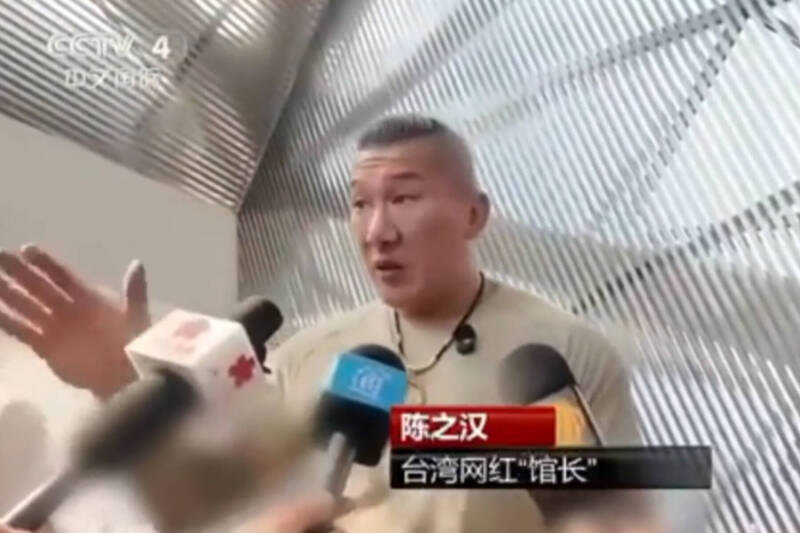 央視誇館長「無濾鏡體驗中國」！雙臂卻全程消失 網友笑翻了