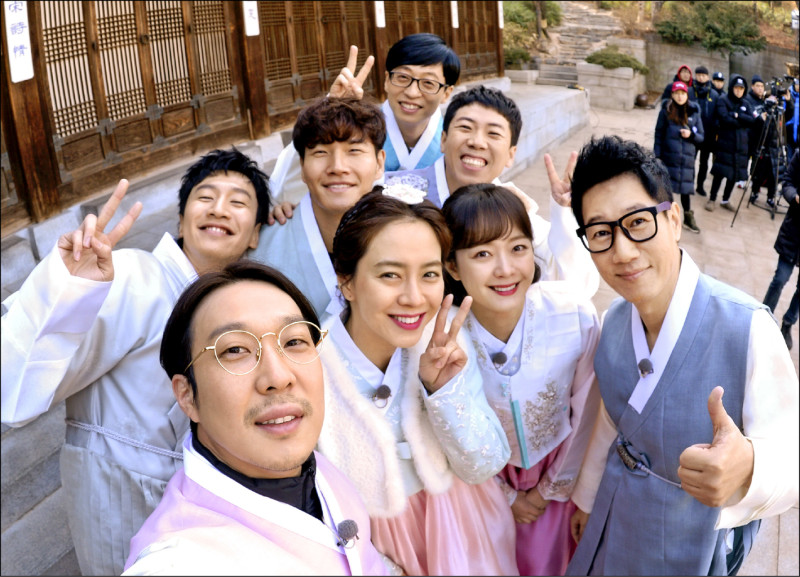 金鍾國（中排左二）向《Running Man》成員報告婚訊，宋智孝（前排左二）曾與他被炒作成CP。（friDay影音提供）