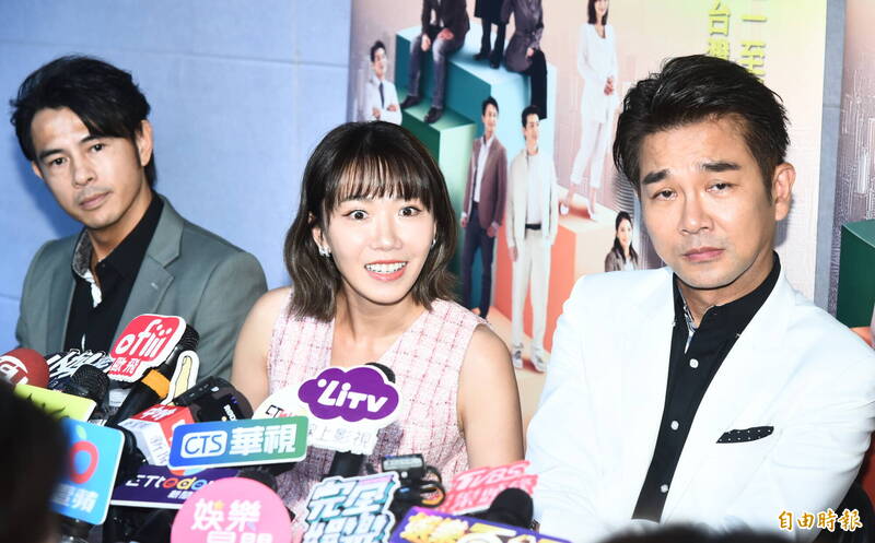 謝承均（右）身為大牙（中）和阿廖師的共同朋友。（記者陳奕全攝）