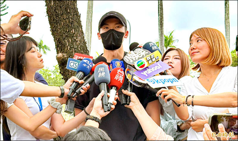 許光漢退伍復工 廟宇誠心膜拜獻敬意